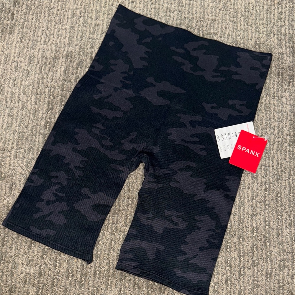 NWT SPANX Camo Bike Shorts Size Small